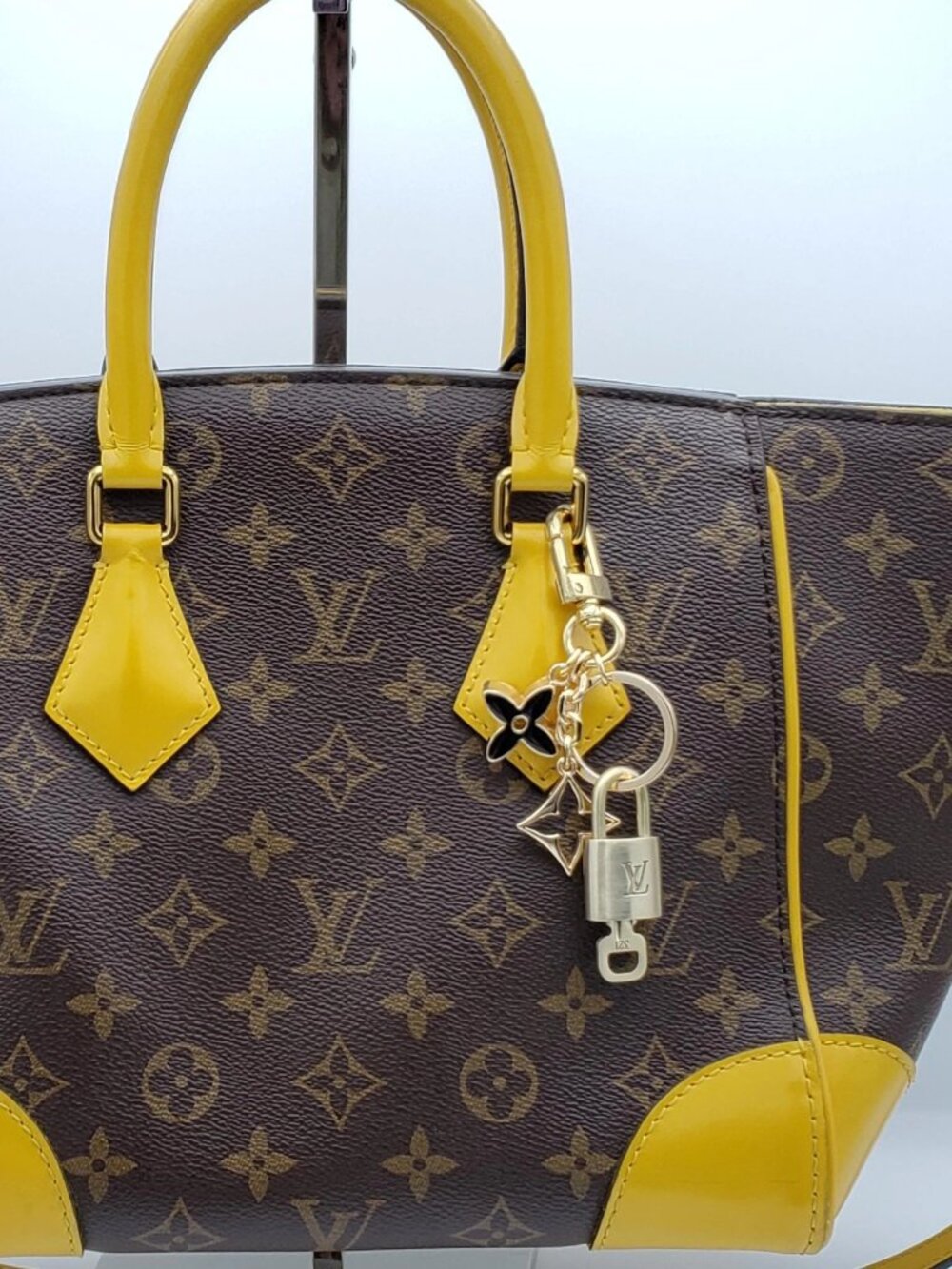 Authentic Louis Vuitton Gold Padlock 🔑 Unbranded Flower Keychain Bag Charm LV - Picture 2 of 11